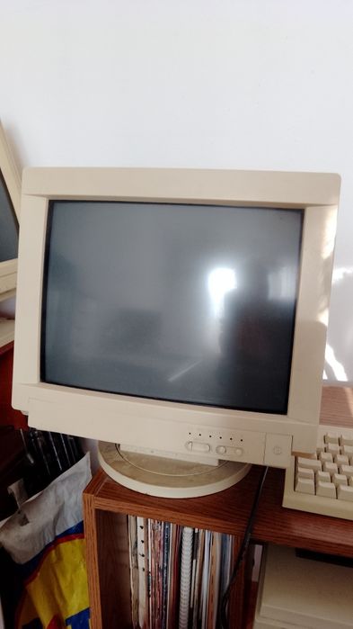 Monitor diagonala 36cm