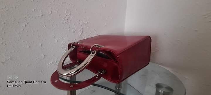 Geanta de lac de culoare rosie. Pret 100 lei