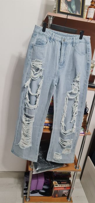 Рваные прямые джинсы