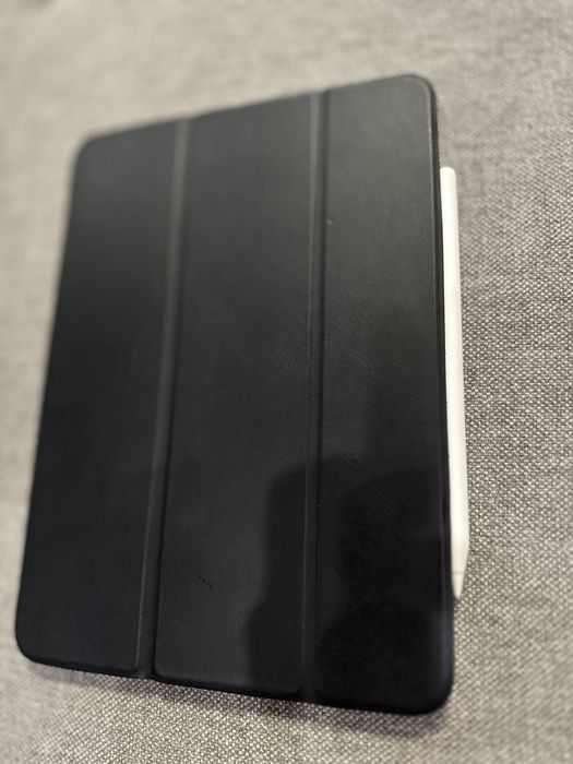 Ipad  11 Pro (FOARTE PUTINE ORE DE FUNCTIONARE) +husă originală+apple pen+folie