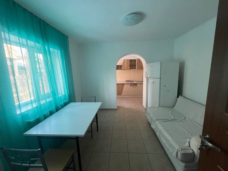 Închiriez casă la curte sector 5