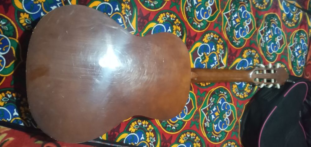 Classik gitara sotiladi