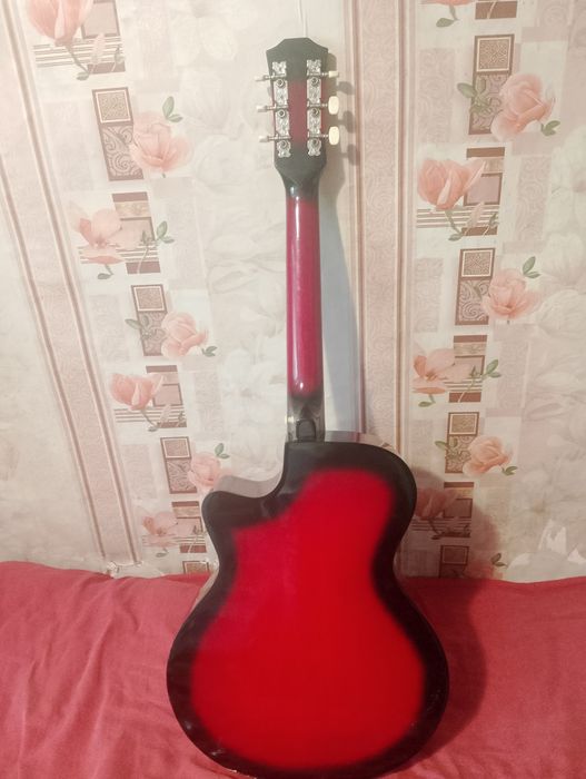 Продам б/у гитару без одной струны