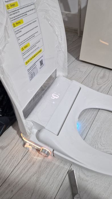 Capac wc inteligent cu bideu si telecomandă.