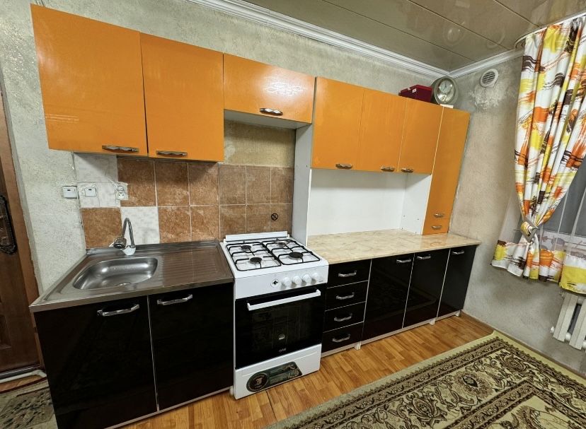 Продается стулья и кухонный гарнитур