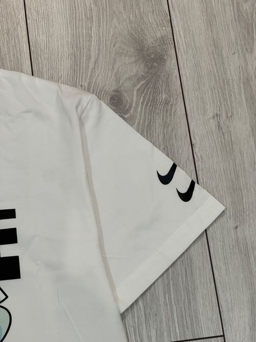 Nike white graphic tee cu imprimeu – mărimea M