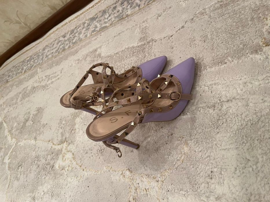 Босоножки сиреневого цвета