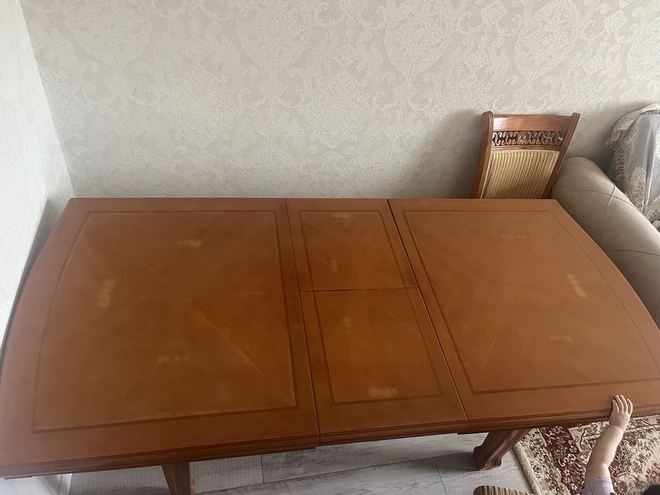 Стол со стульями для гостинной