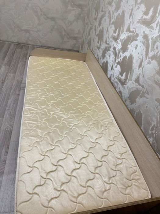 Кровать с матрасом