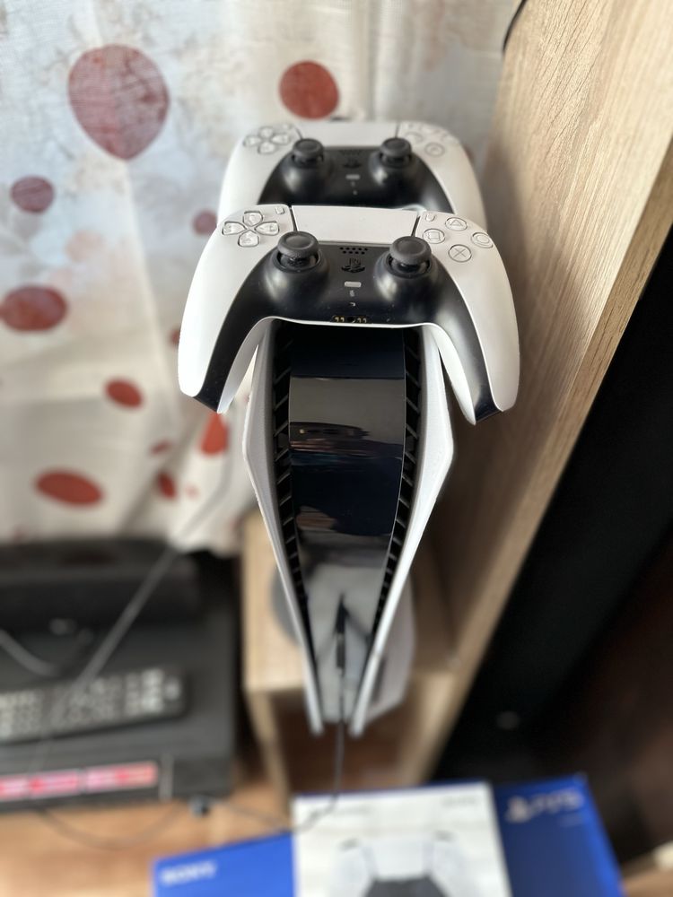 PS5 конзола с 2 джойстика с. Николово • OLX.bg