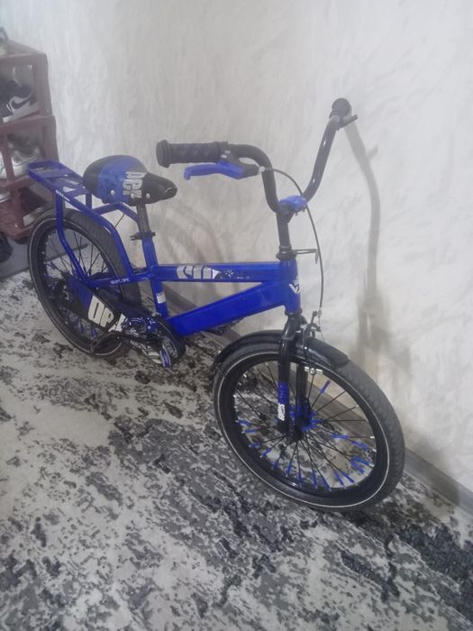 Velik sotiladi. Xolati alo kop uchilmagan. Rangi kok narxi 400 000