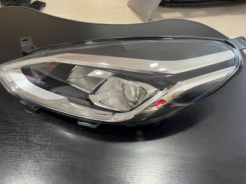 Far stânga Ford fiesta Mk8. Cu lupa. Nou. Cod: H1BB13101CJ