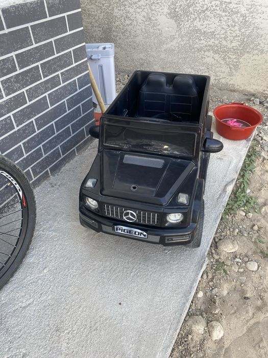 Машина детская в хорошем состоянии едет хорошо в черном цвете красивый