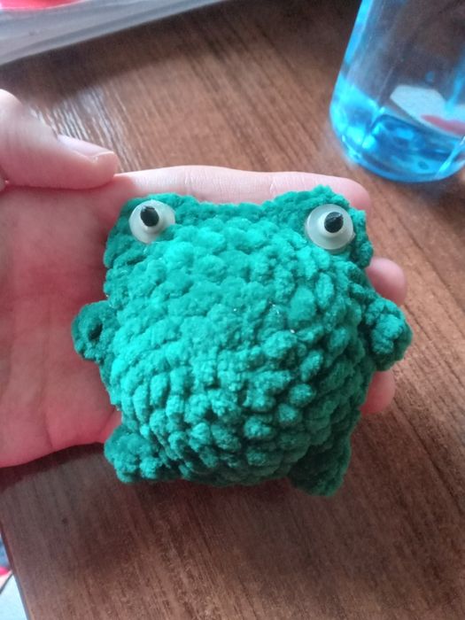 Продам вязаную лягушку.