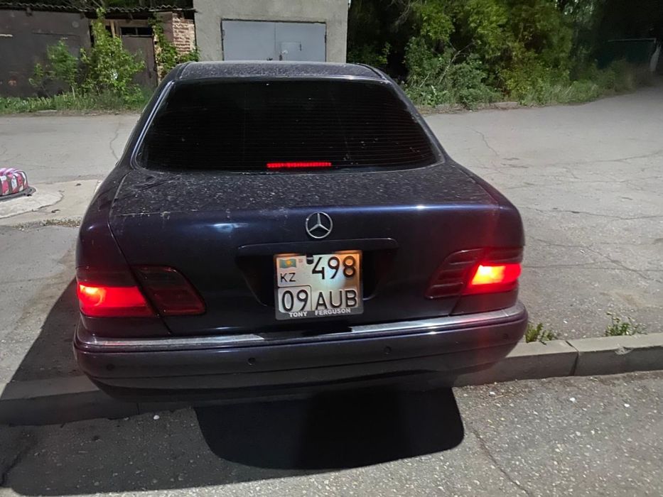 Автомобиль Mercedes-Benz W210