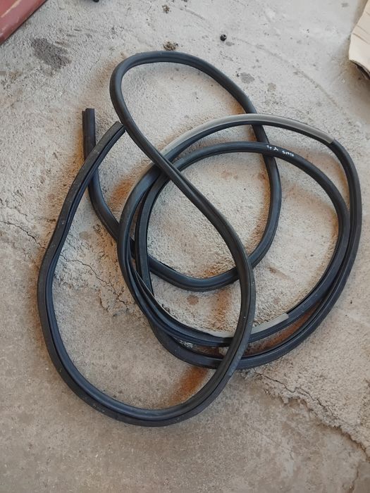 Гумени уплътнения за Ауди А3 Р8,три врати-30лв.Капаци за огледала-59л.