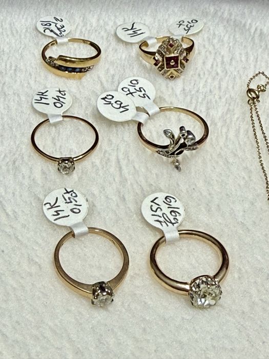 Bijuterii elegante din aur cu diamante si pietre naturale