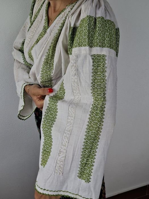 Vind costum popular