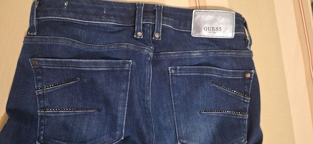Blugi originali,  marca Guess , marimea M