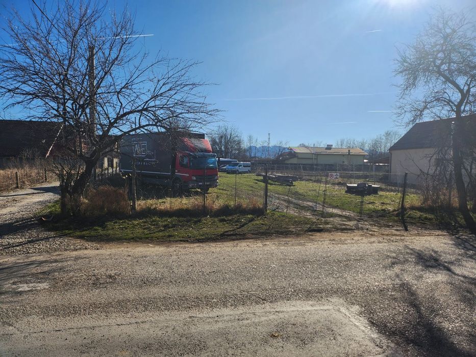 Vand teren intravilan 1485 m2 cu acces la 2 străzi.