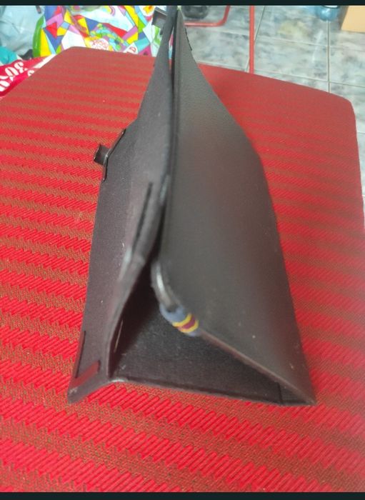 Husă pentru tabletă, cu diferite poziții de vizionare și suport.
Husa