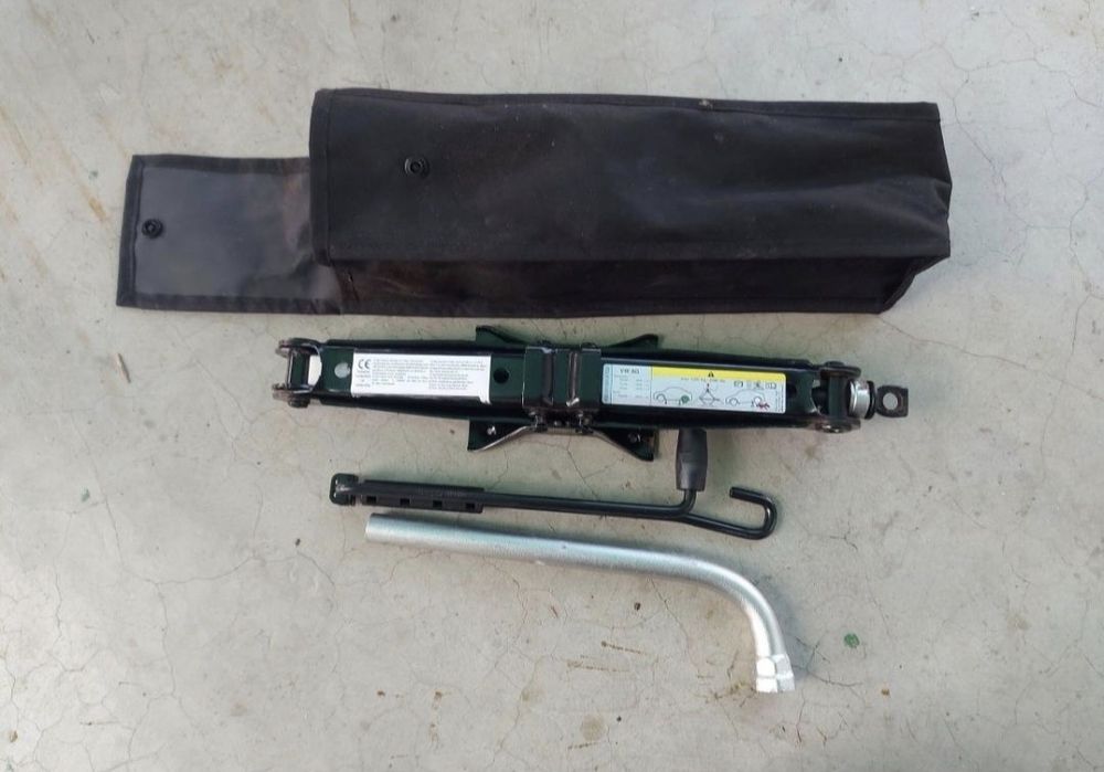 Set de cric + cheie + husă original VW AG de Volkswagen, Skoda