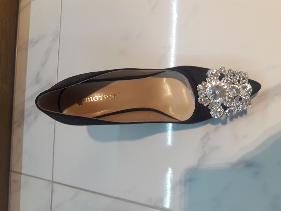 Продавам нови черни обувки