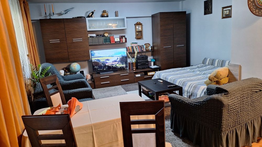 Pentru activitate comerciala/locuit. Ultracentral-parter 70 m²-doua camere-living 30 m²- pretabil cabinet stomatologie- avocat- asigurări