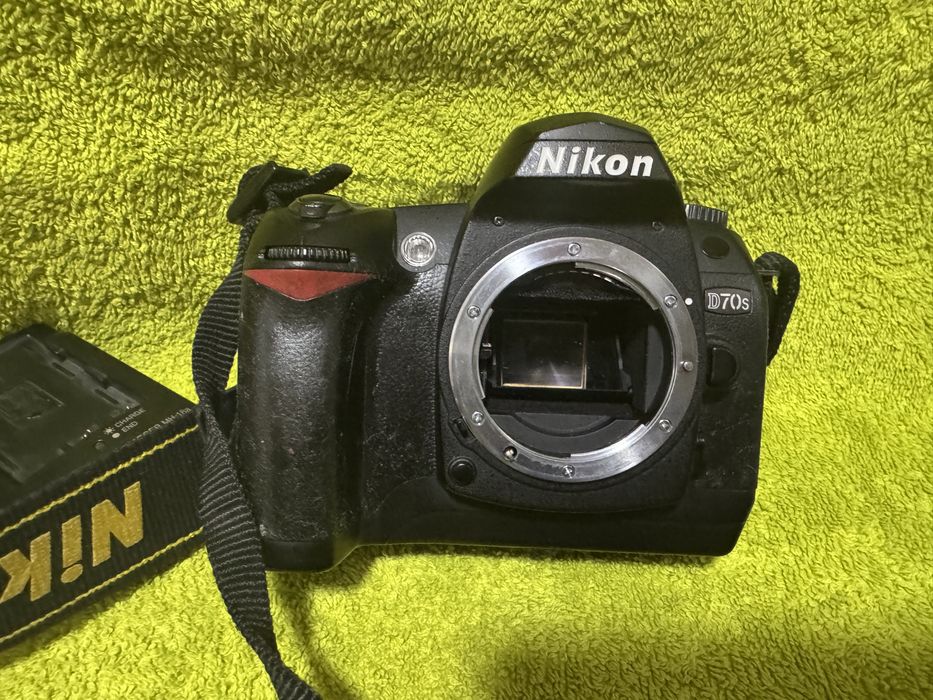 Nikon D70S 6.1MP Digital SLR Camera Body
