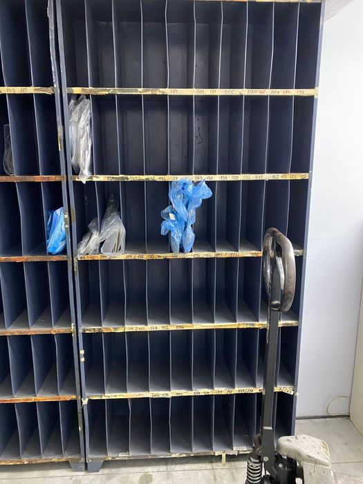 Метални шкафове/рафтове с отделения