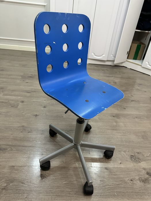 Продам 2 стола и 2 стула