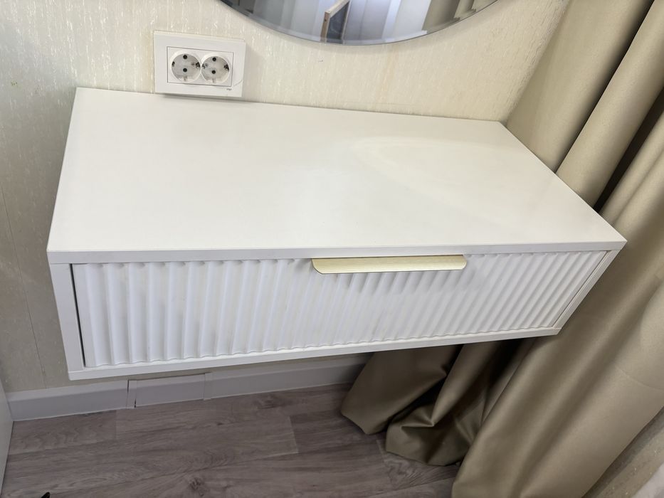 Туалетный столик вместе с зеркалом