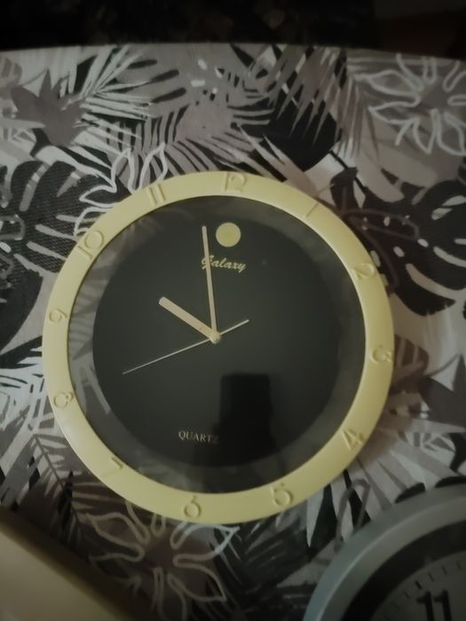 Продавам стенни часовници