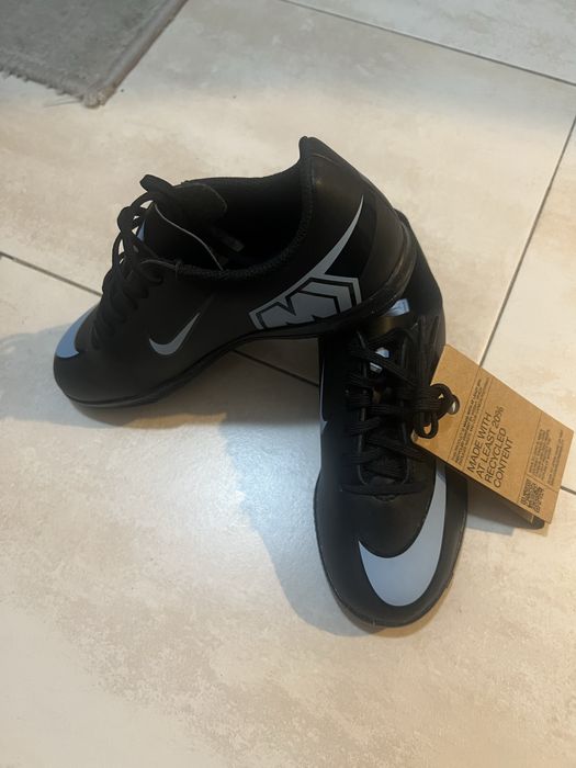 Nike чисто нови обувки за футбол