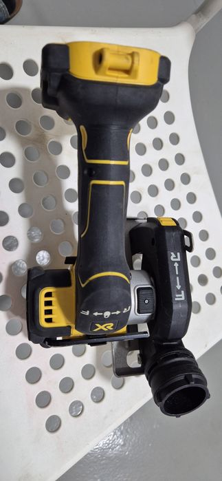 Дисковая пила Dewalt DCS438