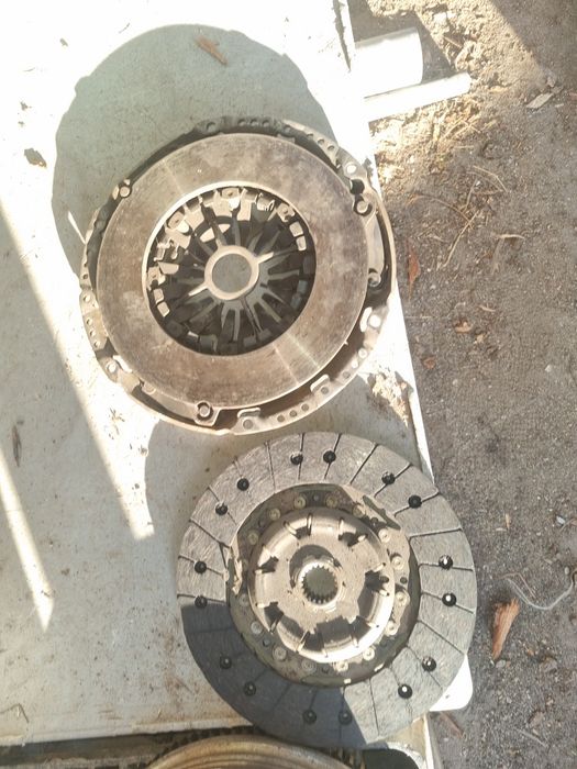 Продавам  съединител комплект за тойота рав4 2.2  136к