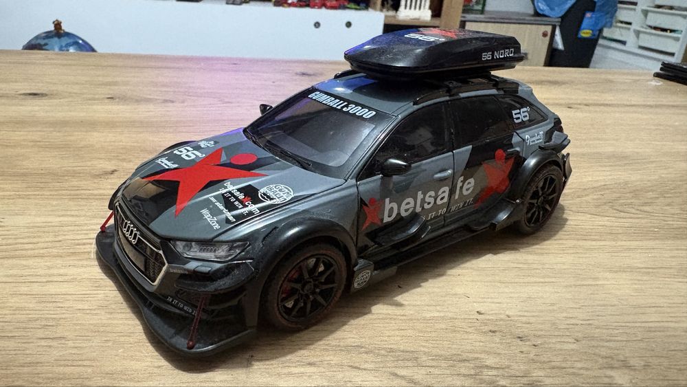 Macheta Audi RS6 avant scara 1:24 cu lumini, deschide usi