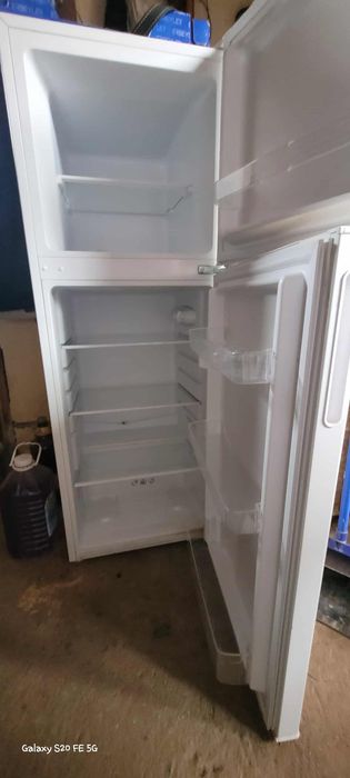 Продавам малък хладилник Candy с горна камера