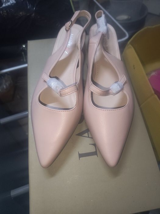 Pantofi decupati
