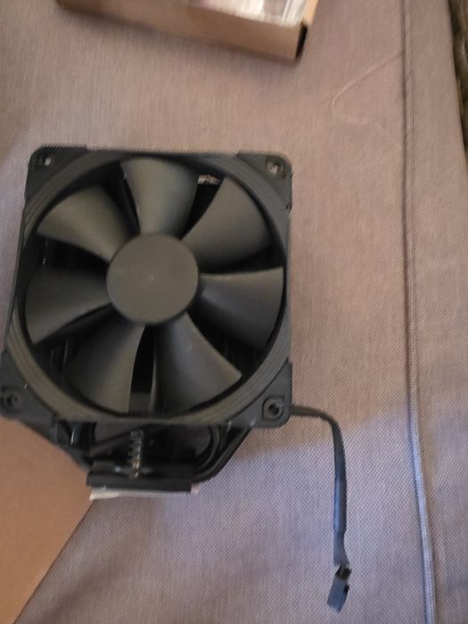 Vând cooler procesor Noctua NH-U12S
