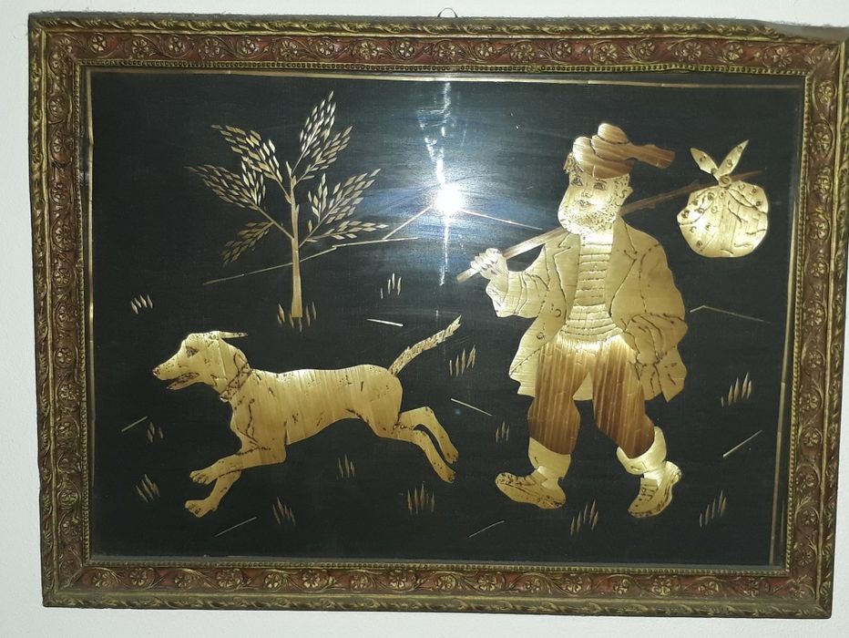 Tablouri artizanale din paie realizate manual.