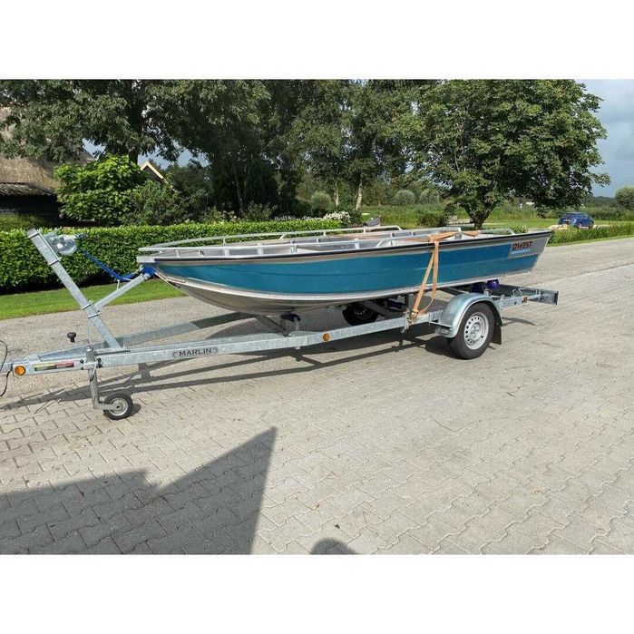 barca de aluminiu cu motor