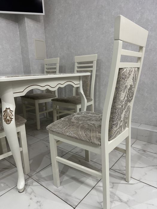 Стол со стульями