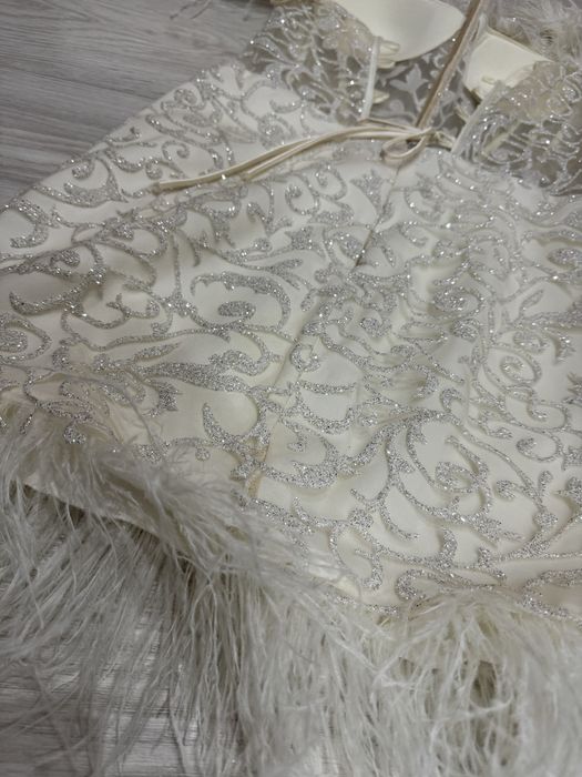 Официална рокля с пера