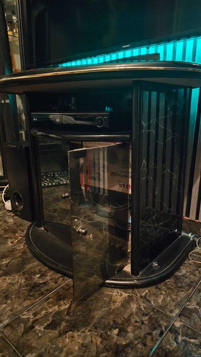 Продавам ТВ шкаф.