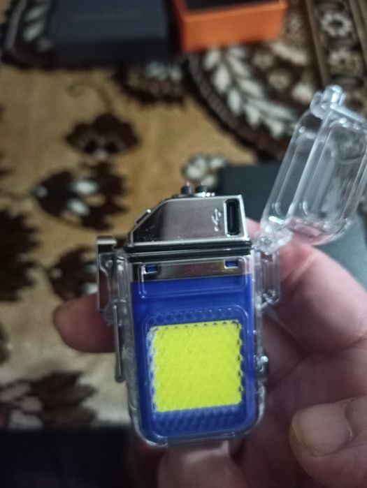 Зажигалка-фонарик с часами