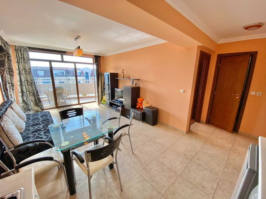 Двустаен апартамент на метри от плажа в к-с "Лазур 5"