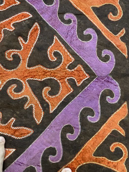 Тус кииз (ковер из войлока)