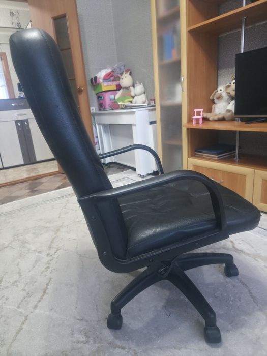 Стол письменный, кресло  компьютерное .