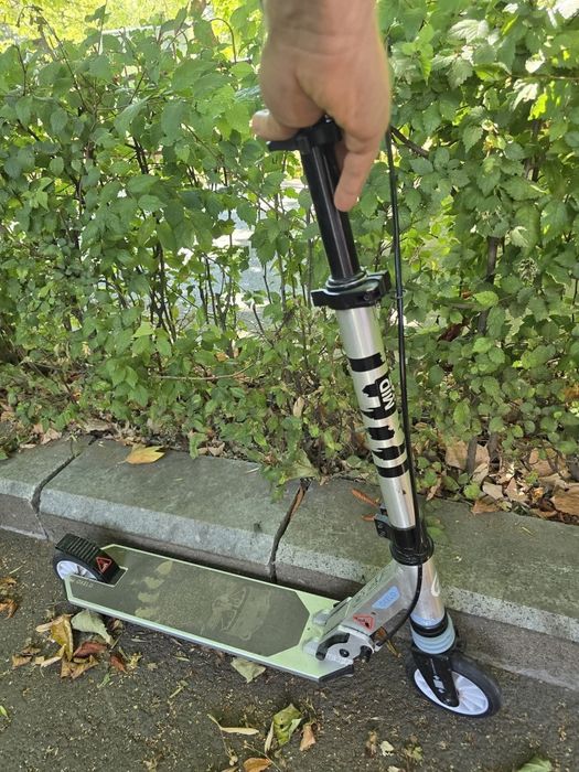 Trotineta cu suspensii si frane pe ghidon